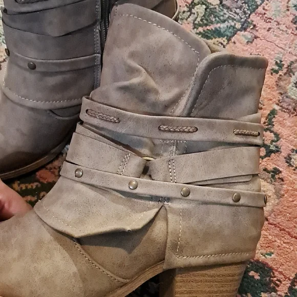 Stylish Gray Ankle Boots - Picture 10 of 14